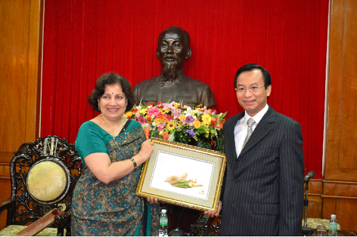 Indian Ambassador Ms Saran (left) and Secretary Xuan Anh 