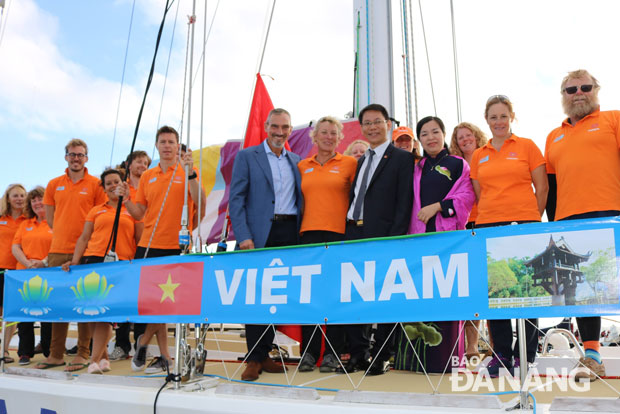 Tổng lãnh sự quán Việt Nam tại Tây Úc đến thăm thuyền buồm Đà Nẵng tại Albany.
