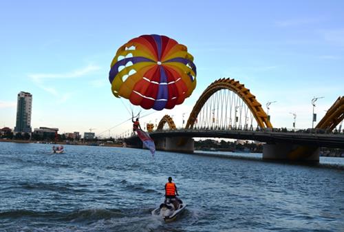 Parasailing on the river between the Dragon (Rong) and Han bridges