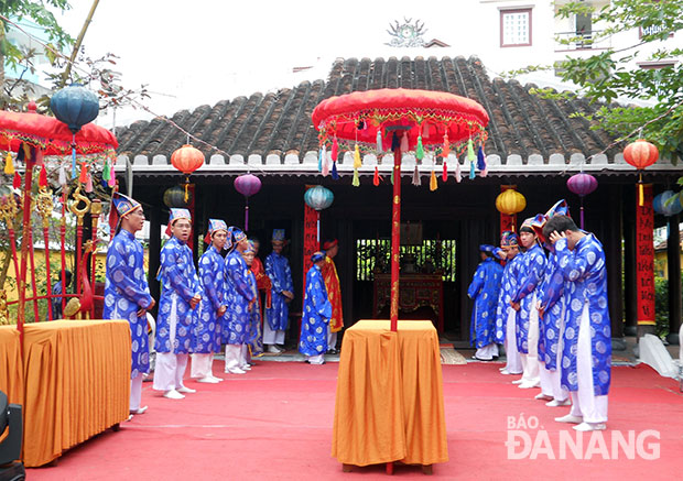 Nằm ngay trung tâm thành phố nhưng nhiều di tích lịch sử, văn hóa chưa thực sự thu hút khách.  Trong ảnh: Lễ hội đình làng Hải Châu.