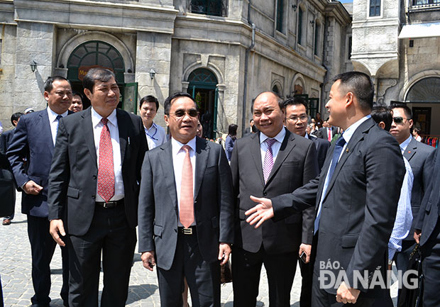 Thủ tướng Lào Thongsing Thammavong (thứ 3 từ trái sang) thăm Đà Nẵng tháng 7-2015.