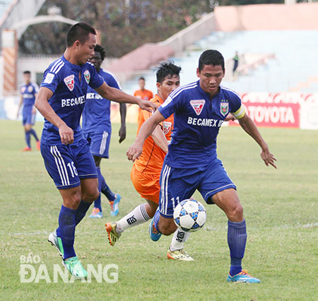 Bình Dương (áo xanh) sẽ tiếp tục được vào thi đấu vòng bảng AFC Champions League 2016.