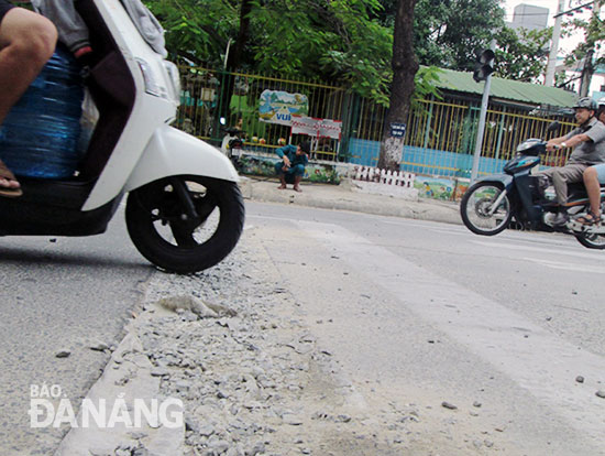 Khe hỏm giữa đường Quang Trung tồn tại chục ngày nay, gây nguy cơ mất an toàn giao thông (ảnh chụp ngày 30-11).