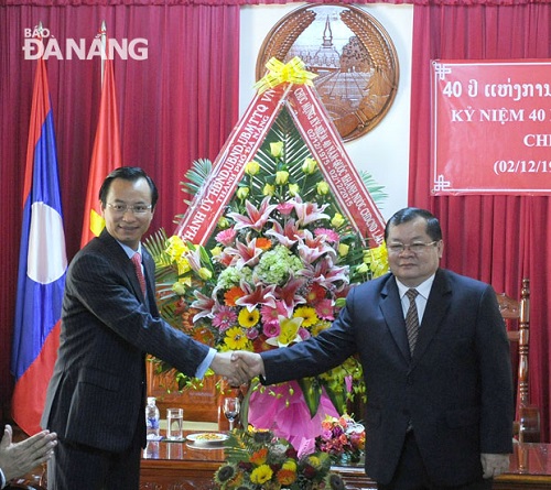 Secretary Anh (left) and Consul General Phommaseng Khamsene