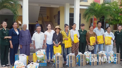 The city’s Border Guard Women’s Union presenting gifts to poor women in Hoa Hiep Nam Ward