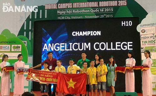 Team C8 from Hoa Lu Primary School receiving their award