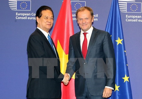 Prime Minister Nguyen Tan Dung (L) meets with President of the European Council Donald Tusk