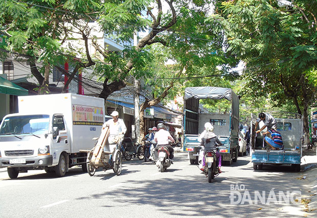 Xe tải đỗ dọc hai bên đường khiến tầm nhìn của người tham gia giao thông bị cản trở (Ảnh chụp lúc 11 giờ ngày 3-12-2015).