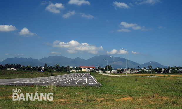 Trung tâm Văn hóa-Thể thao quận Liên Chiểu chẳng có gì ngoài bãi đất trống mênh mông, lắp vài trụ điện chiếu sáng, sân điền kinh.