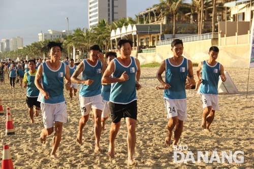 SHB Da Nang’s coach Le Huynh Duc (middle) and some of his squad