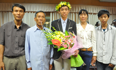 Gia đình Thế Hoàn chụp cùng nhau trong lần em giành Huy chương Vàng Olympic Toán quốc tế 2014 - (Ảnh: Văn Chung)