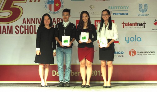 Some of the AmCham Scholarship 2015 recipients. Photo: Cong Nhat/Tuoi Tre News