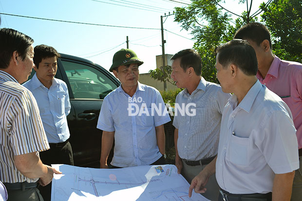 Chủ tịch HĐND thành phố Đà Nẵng Trần Thọ trực tiếp kiểm tra, rà soát công tác bố trí tái định cư trên địa bàn huyện Hòa Vang. Ảnh: VIỆT DŨNG