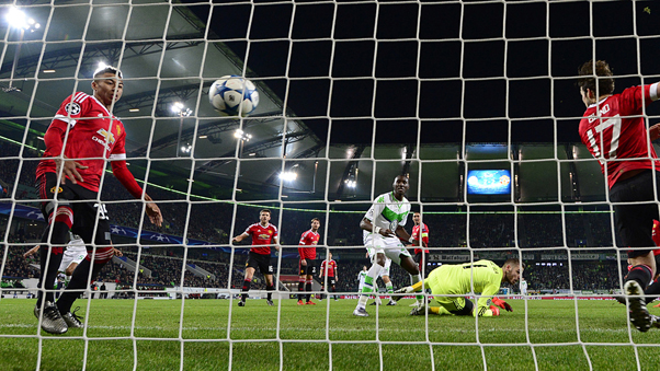 Bàn thắng ấn định chiến thắng 3-2 cho Wolfsburg của Naldo (áo trắng) đã buộc M.U phải chia tay UEFA Champions League theo cái cách không thể tồi tệ hơn.