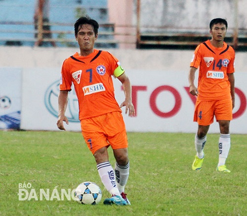 SHB DN’s former midfielder Minh Phuong (left) 