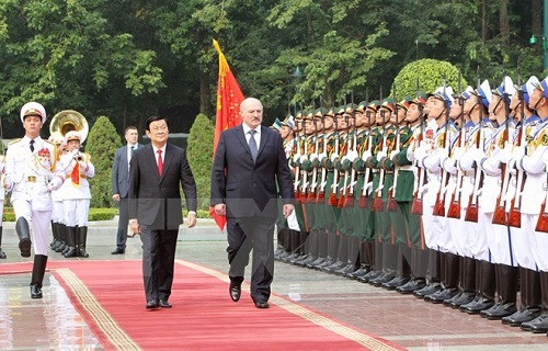 President Truong Tan Sang (L) and Belarusian counterpart Alexander Lukashenko (R)