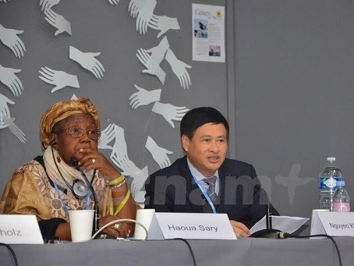 Deputy Head of the Department of Hydrometeorology and Climate Change Nguyen Khac Hieu (R) speaks at the seminar (Source: VNA)