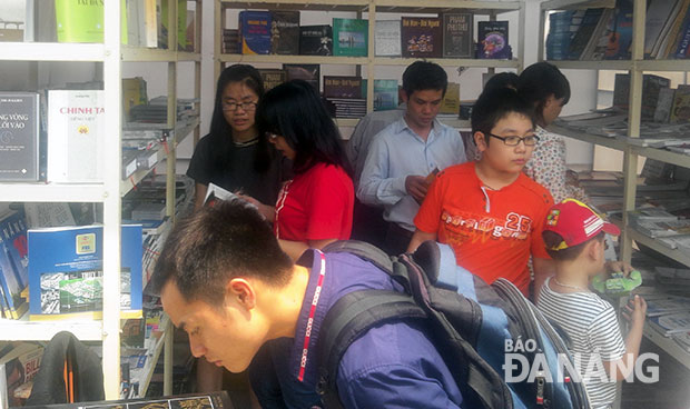 Hội sách tại Công viên 29-3 nhân Ngày sách Việt Nam lần thứ II năm 2015.