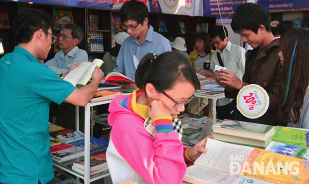 Ngày hội đọc sách Đà Nẵng 2015 thu hút đông đảo bạn đọc mọi lứa tuổi - minh chứng cho giá trị và tình yêu muôn thuở với sách. Ảnh: T.T