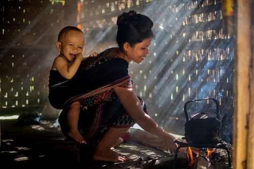  ‘Em Be Tren Lung Me’ (Baby on Mother's Back)