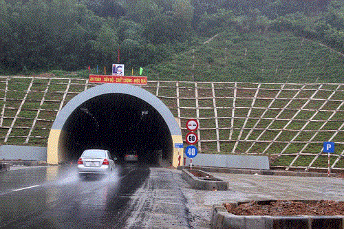 Vehicles entering the Phu Gia Tunnel (Photo: baogialai.com.vn)