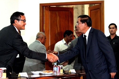 Leaders of two Cambodian major parties at a meeting. (Photo: thecambodiaherald.com)