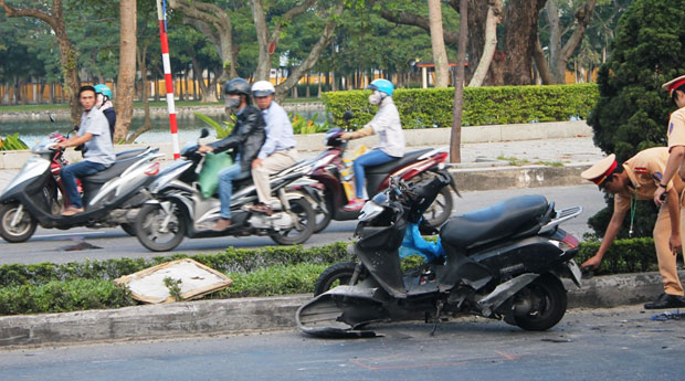 Hiện trường chiếc xe máy bị tông vỡ nát.