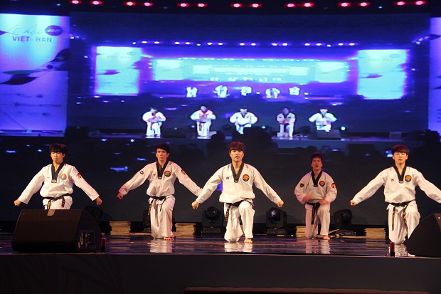 Một tiết mục biểu diễn của nhóm K-Tigers bằng phiên bản vũ đạo Taekwondo thu hút rất nhiều bạn trẻ tham gia cổ vũ