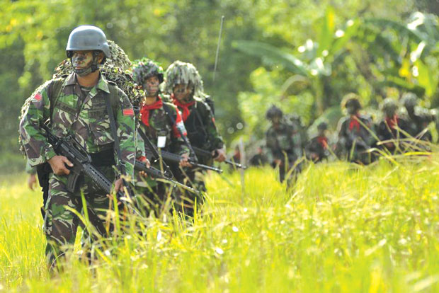 Binh sĩ Indonesia tuần tra ở khu vực Poso, nơi bị nghi ngờ có căn cứ đào tạo chiến binh của IS.	Ảnh: Reuters