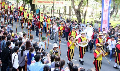 A group of artists from Belgium perform during the 2014 Hue Festival, attracting both local and foreign audiences. Tuoi Tre