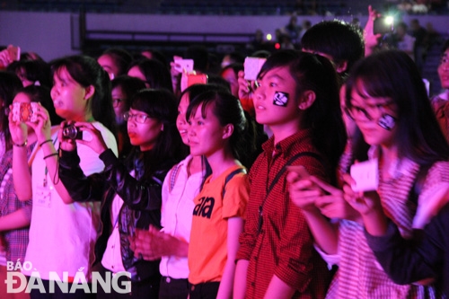    A group of young audience members