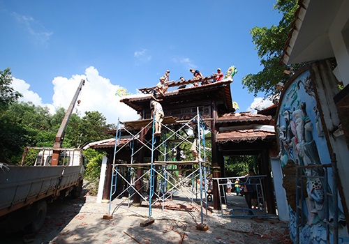 Construction workers pull downing an entrance gate to the villa   (Photo: vnexpress.net)