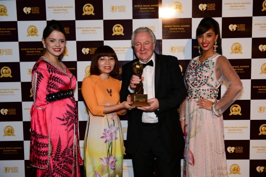 A representative from Sun Group, Ms Nguyen Thi Thanh Truc (2nd left), receiving the award (Photo: worldtravelawards.com)