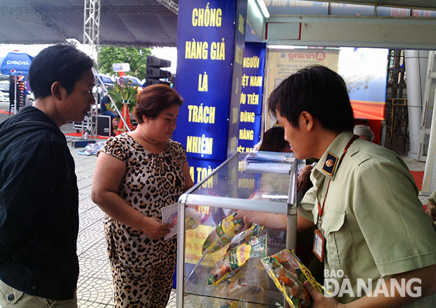 Dù có lực lượng Quản lý thị trường nhưng vẫn lọt hàng không nhãn mác vào hội chợ.