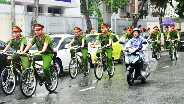 Cảnh sát khu vực diễu hành đạp xe qua các tuyến đường.