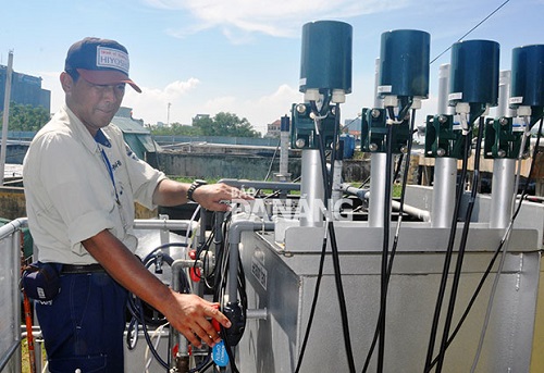 Expert Hiroshi Imajo at the wastewater treatment plant