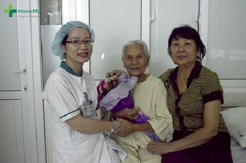 Mrs Xuan (middle) (Photo: hoanmy.com)