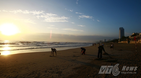 Những công nhân vệ sinh có mặt từ rất sớm để gìn giữ vẻ đẹp của biển Đà Nẵng 