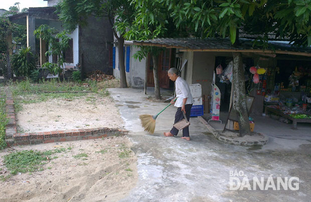 Một phần nền móng nhà máy xát gạo nằm trên đất nhà ông Nguyễn Văn Nghĩa.