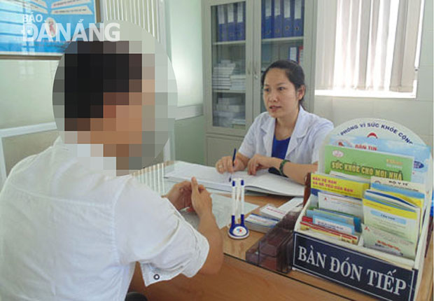 Tư vấn tại Trung tâm Phòng chống HIV/AIDS Đà Nẵng.