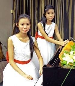 Pianists Tran Dieu Linh (R) and her elder sister have won many international awards. (Photo: vtv.vn)