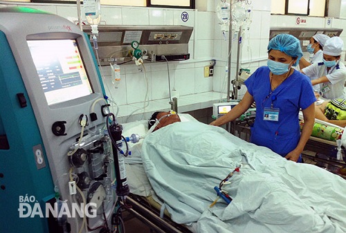 A patient undergoing blood filtration at the Da Nang General Hospital