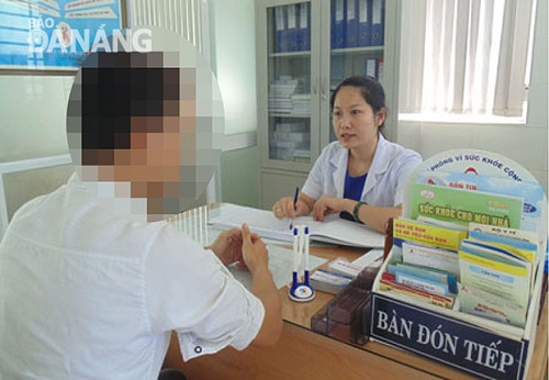  A medical staff member in consultation with a local drug addict