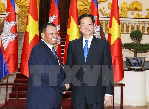 Prime Minister Nguyen Tan Dung (R) and President of the Cambodia Senate Say Chhum 