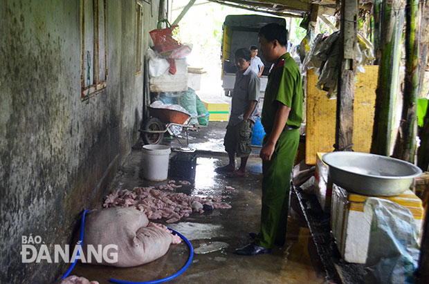 Cảnh sát Môi trường - Công an thành phố Đà Nẵng phát hiện cơ sở chế biến mỡ bẩn tại phường Hòa Minh, quận Liên Chiểu. Ảnh: NGỌC PHÚ