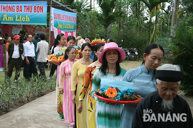 Dân làng sắm lễ vào hiến cúng ở lễ hội Bà Thu Bồn. Ảnh: V.T.L