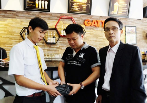 Đại diện Taxi Tiên Sa và lái xe Huỳnh Tấn Thuận trả lại 85 triệu đồng cho anh Bùi Đức Hạnh (giữa).