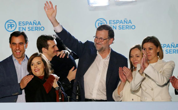 Thủ tướng Mariano Rajoy (giữa) mong muốn đắc cử nhiệm kỳ 2.  		                    Ảnh: AFP