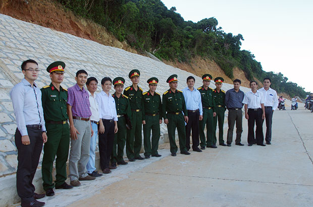 Thi công các tuyến đường quốc phòng kết hợp phát triển du lịch - dịch vụ trên địa bàn  thành phố.         						Ảnh: PHƯỚC VINH 