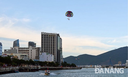 Paragliding and water-skiing on the Han River